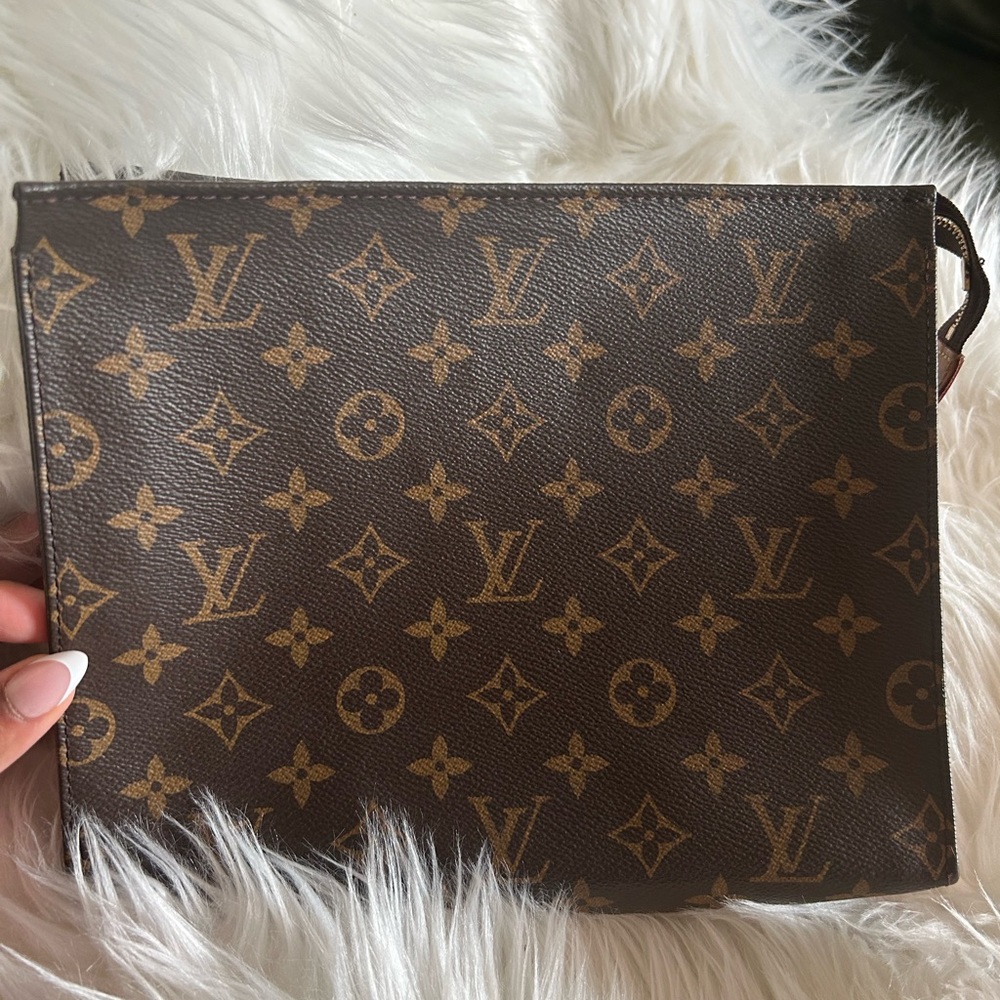 Louis Vuitton toiletry 26